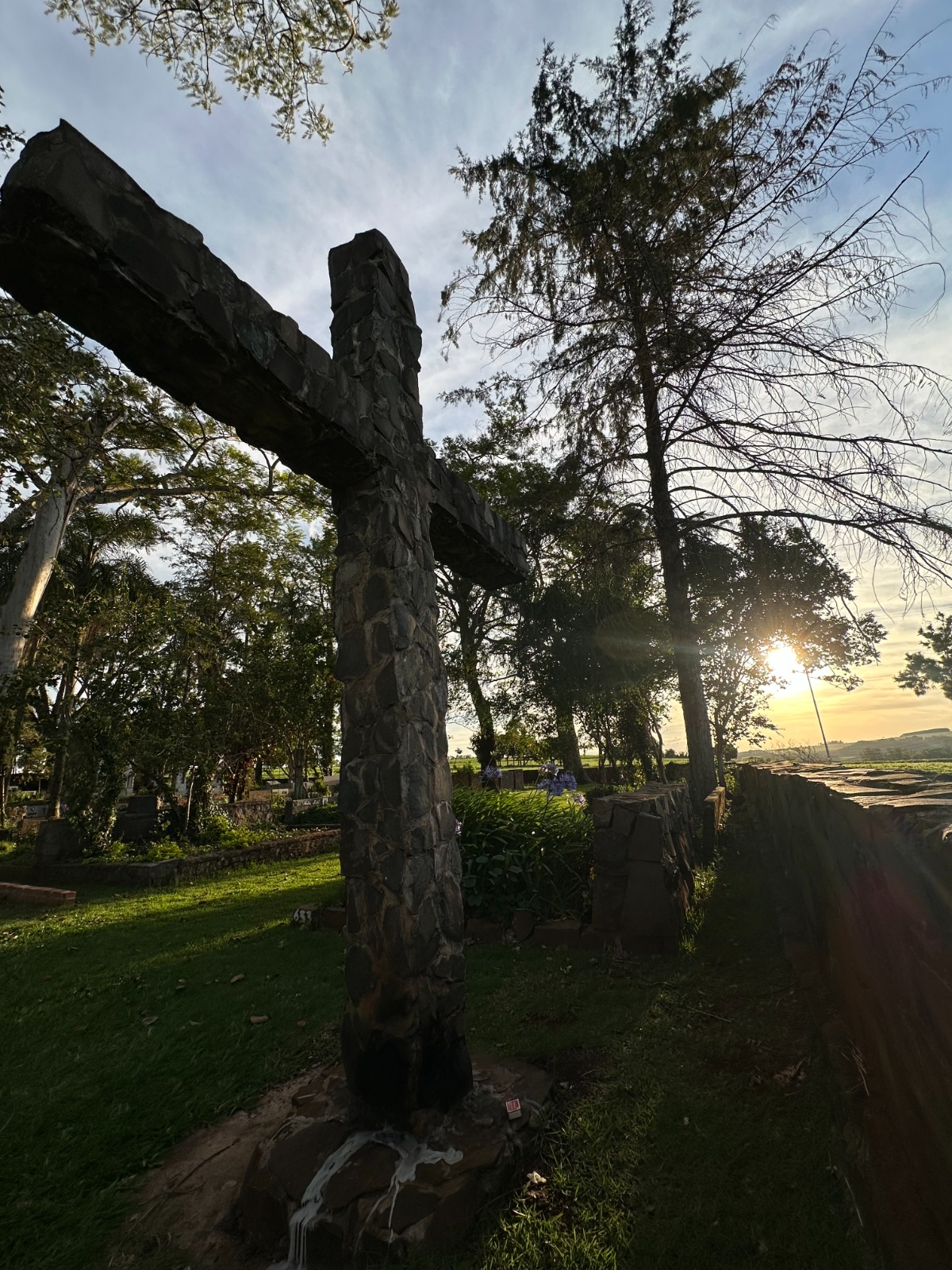 Cruz sob o pôr do sol